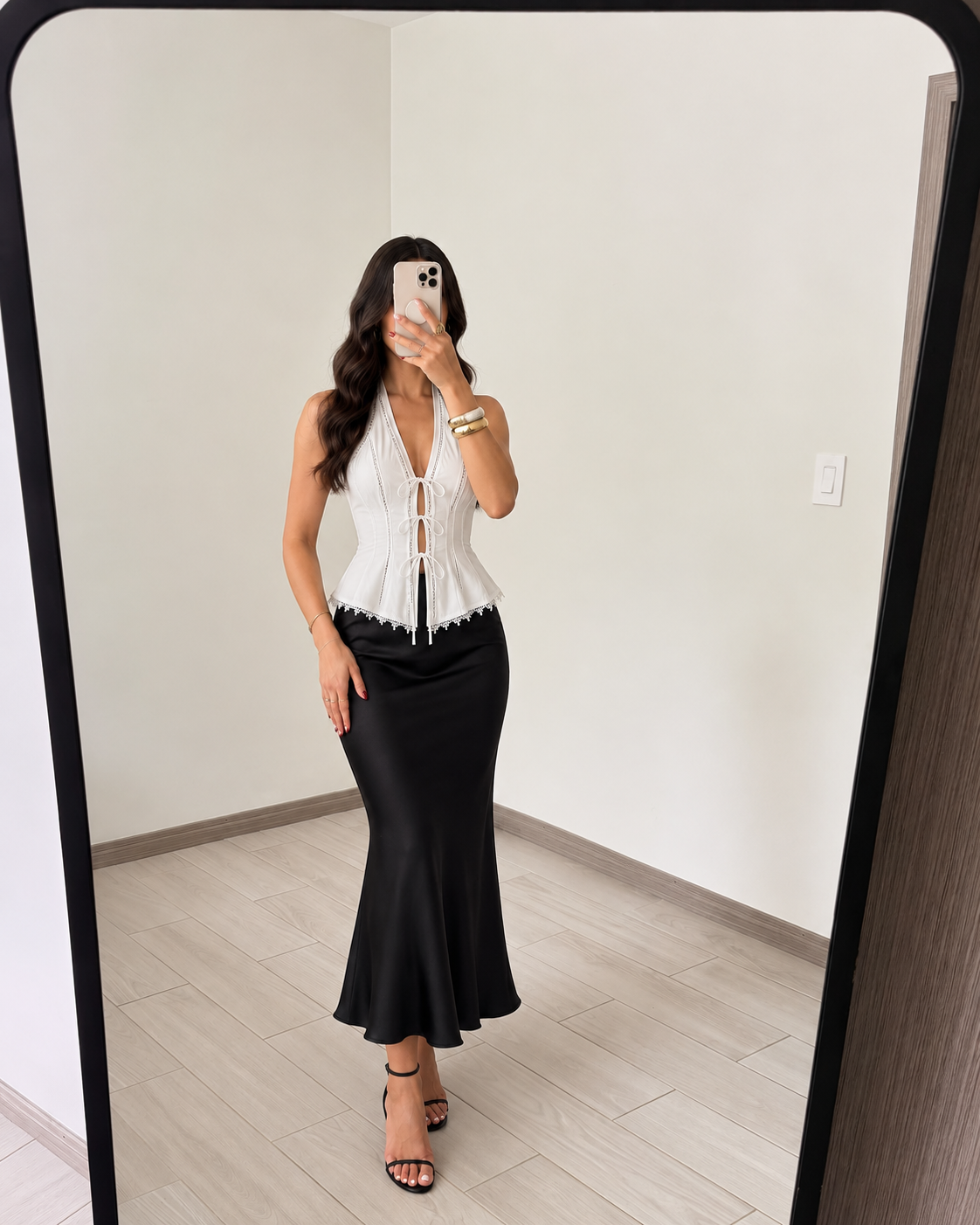 Chic Mirror Selfie in Ivory and Black kendall Skirt +Ciao Bella Top - Imagen 1
